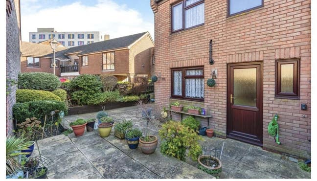  Bright Rooms+Lovely Garden-Next to University! Main Photo