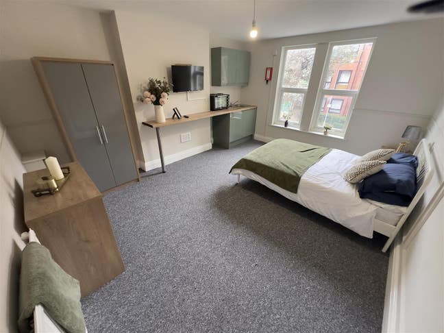 Large newly renovated furnished room Layton Ave Main Photo