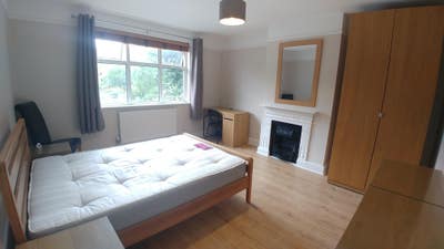 Lovely Large Character Room Opposite Park In Town Main Photo