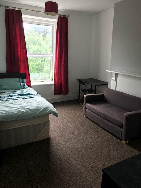 Large double room on bath Road. Couples welcome Main Photo