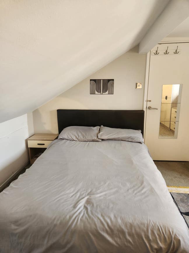 Dormer Loft Room with Ensuite to Let in Quiet Area Main Photo