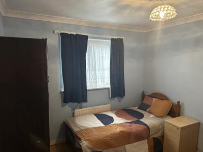 Shared Room - Custom House Main Photo
