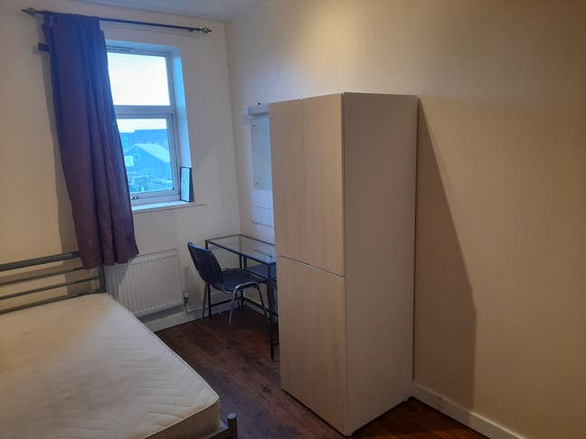 ST4/Stoke. Single + Smart TV. Bargain!! Main Photo