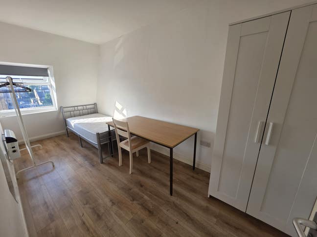 Walking distance to Canning Town Station Main Photo