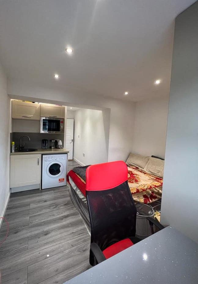 Ensuite Bedroom Avail ASAP Bills Incl Reddish, SK5 Main Photo
