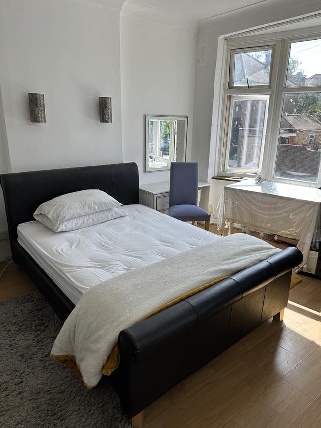 Double ensuite bedroom Main Photo