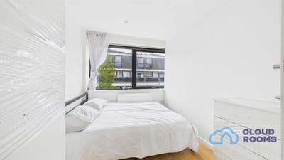 Room Available in Farnborough Town Centre  Main Photo