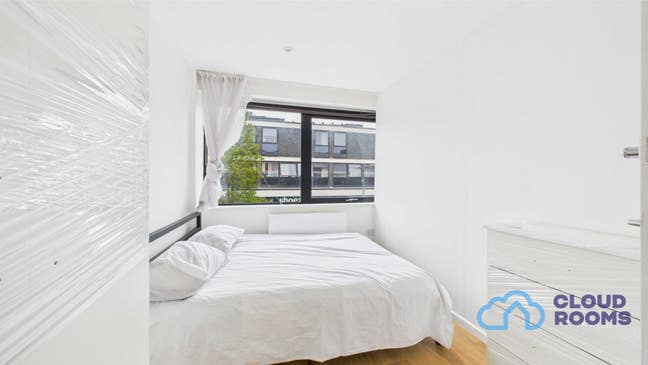 Room Available in Farnborough Town Centre  Main Photo