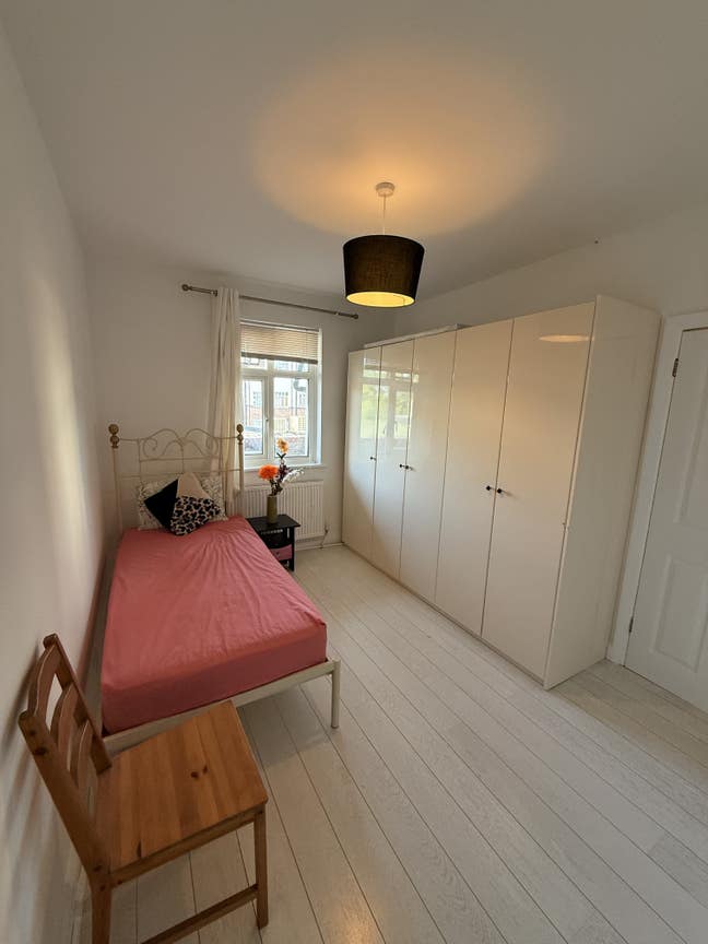 Lovely room in 2 bed flat- 5 min. Walk for station Main Photo