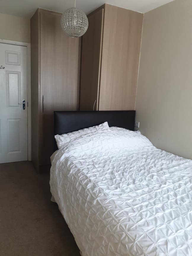 Lovely Double bedroom with fitted wardrobes Main Photo