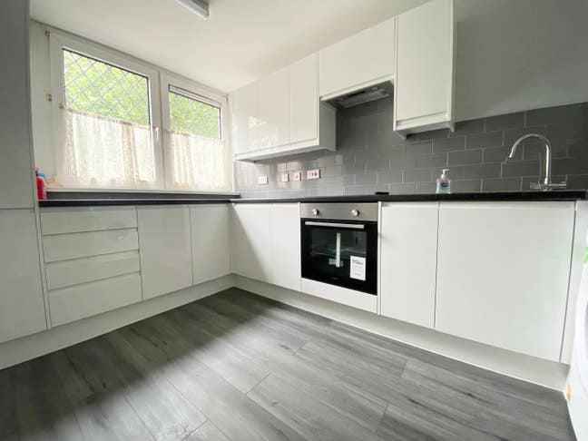 Superb 3 Bedroom Split Level Garden Flat Main Photo