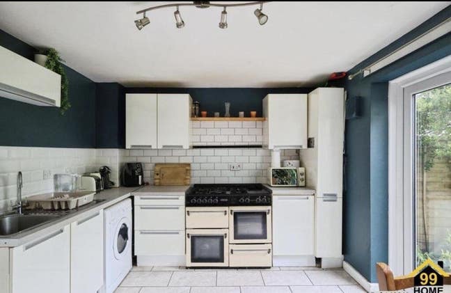 Spacious Double Room - Available Now Main Photo