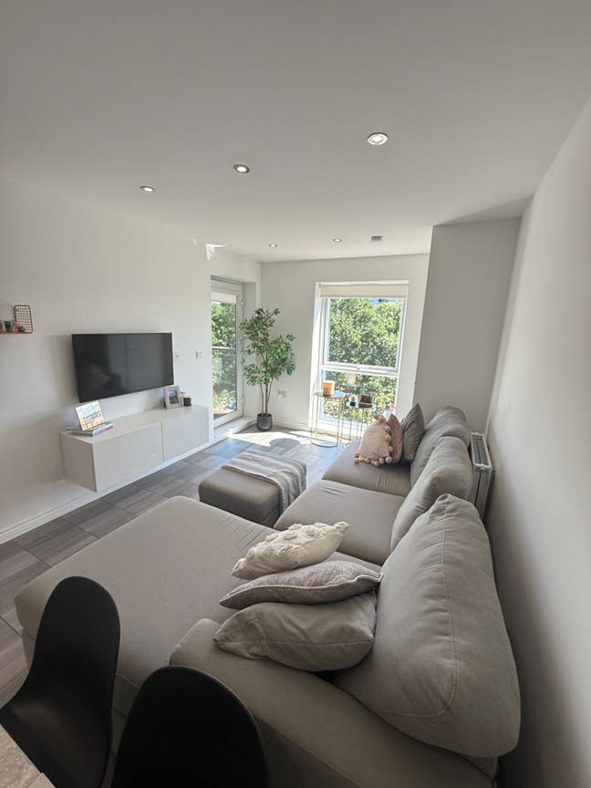 Spacious Modern Flat Available from October! Main Photo
