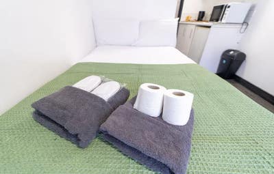 Charming studio close to UOB and QE Main Photo