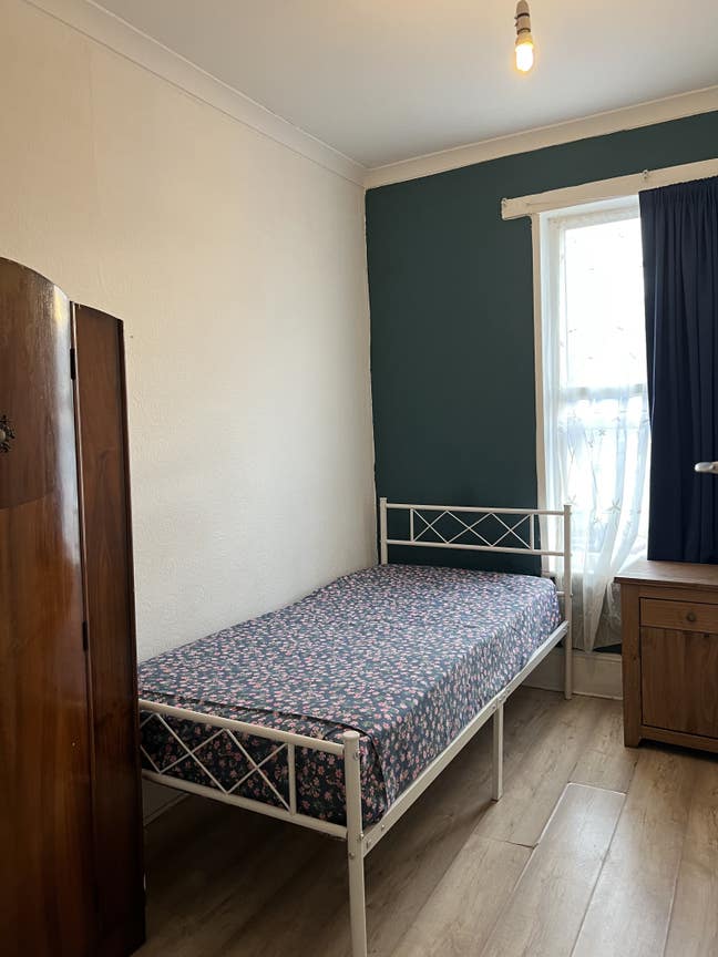 Double and single room near Seven Kings station  Main Photo