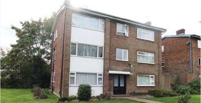 One bed, newly refurbished, large windows flat. Main Photo