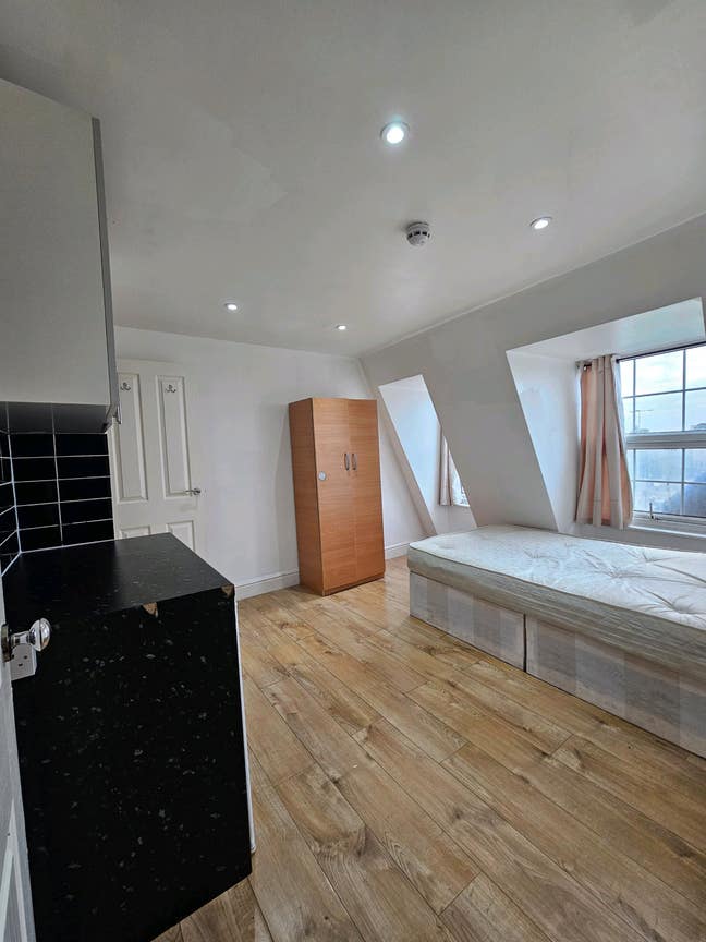 Furnished: Double Ensuite in a 2 Bed Flat: All Inc Main Photo