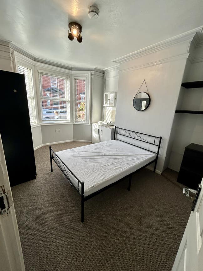 2 Large double bedrooms by hospital and town  Main Photo