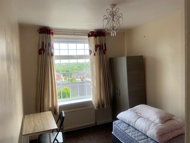 Large Bedroom, All bills included Main Photo