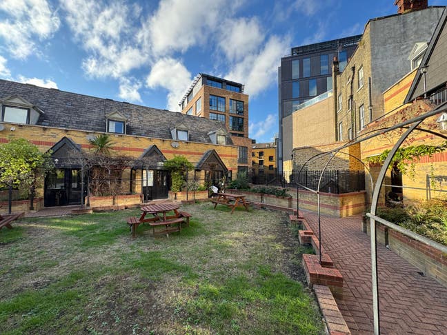 Spacious flat with garden  Main Photo