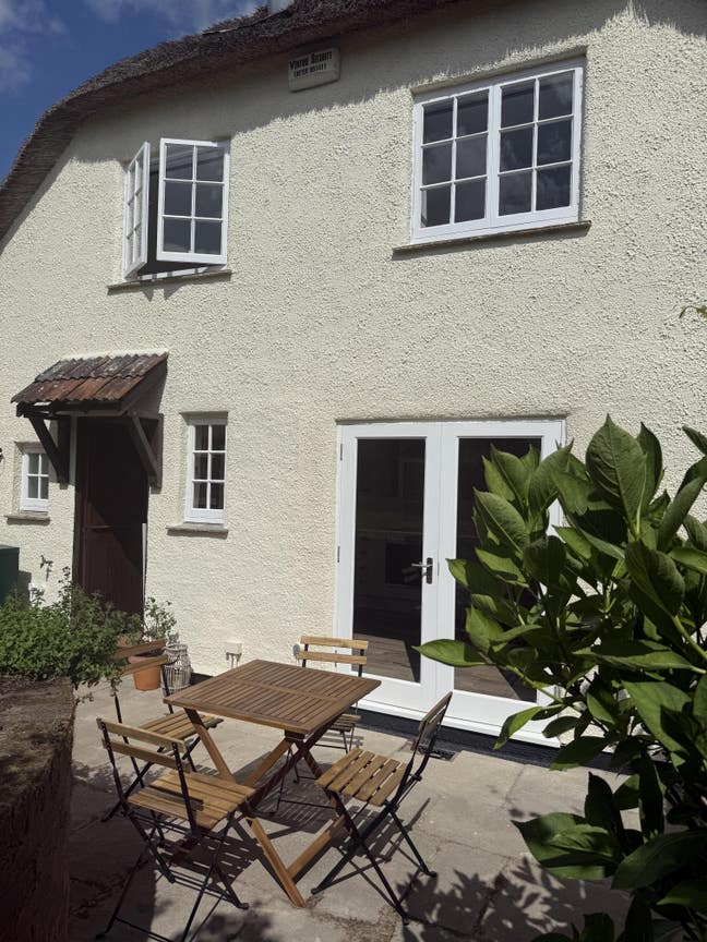 Beautifully  renovatied thatched village cottage  Main Photo
