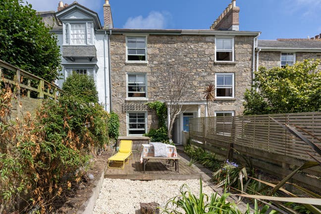 Lovely double rooms a short walk to the sea Main Photo