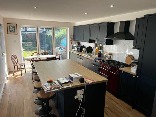 Bright Rooms in Spacious Carshalton Home –5 Mins t Main Photo