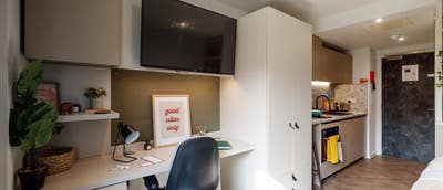Sliver Corner Mib Level Studio next to Waterloo Main Photo