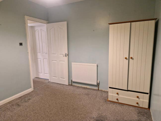 Room in Lingfield to Rent Main Photo