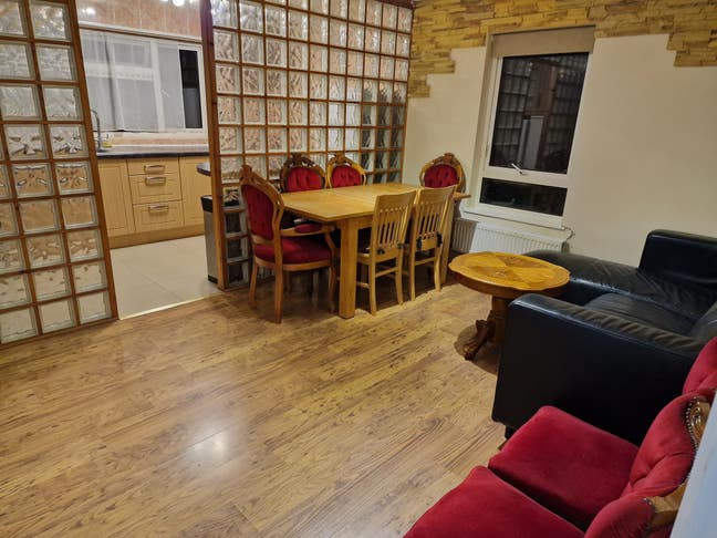 3 double bedrooms flat in quiet area with parking Main Photo
