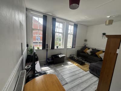 Modern 2-Bed Flat – Aylestone Road, Close to Uni Main Photo