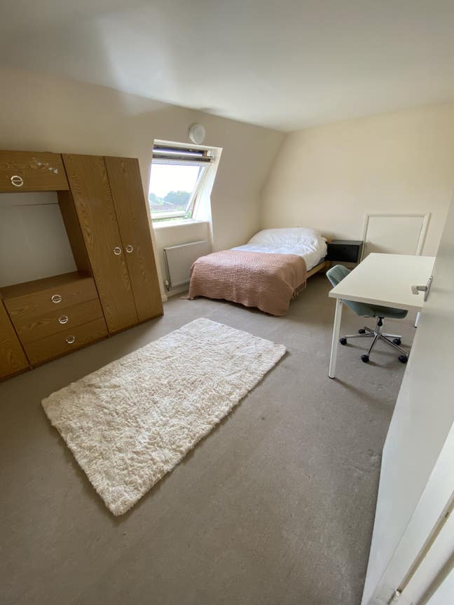 Double room available in a 4 bedroom maisonette  Main Photo