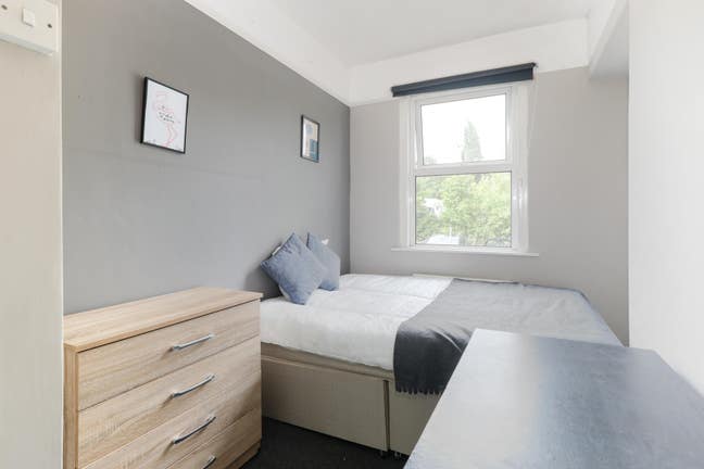 Double & Single Bedrooms  - Postgraduate  House  Main Photo