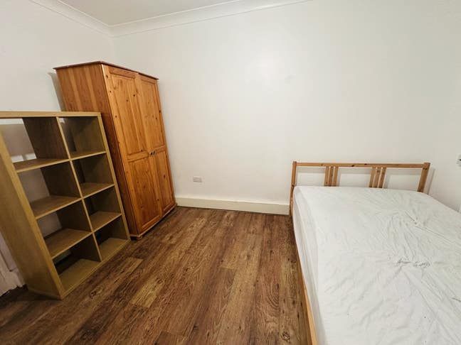 Bright room in Fulham Palace Road  Main Photo
