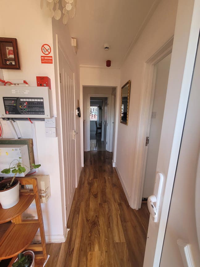 Ensuite in Eltham Main Photo