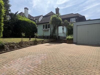 Stylish 6-Bed Professional House Share in Bushey Main Photo