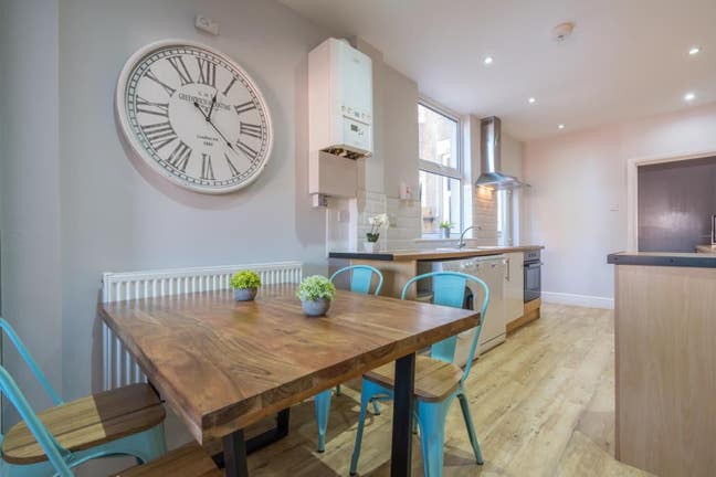 5 Rooms in 7 Bed Student House! Close to Warwick Main Photo