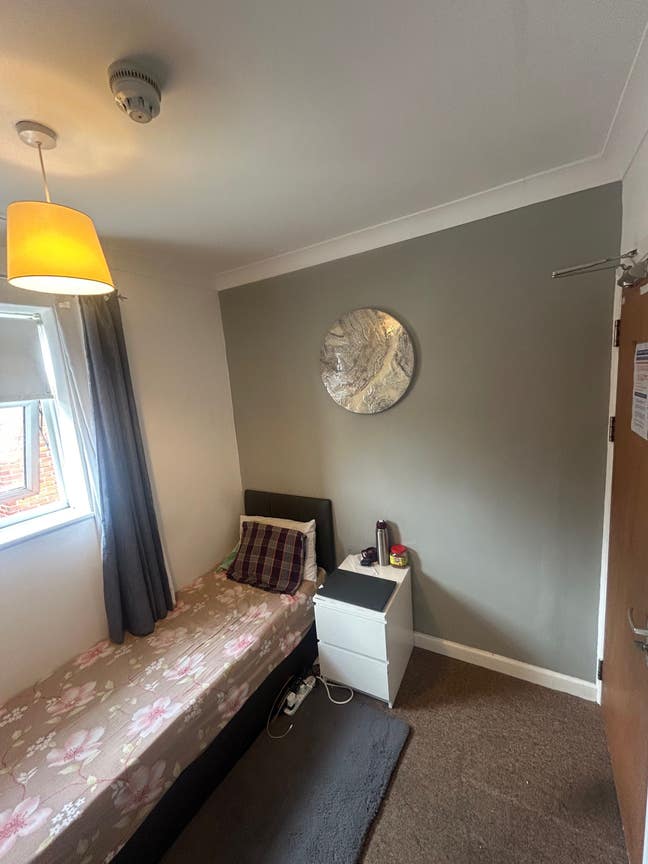Single Room - Near General Hospital  Main Photo