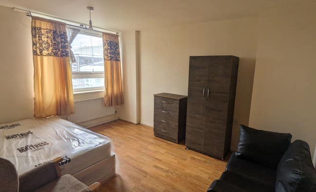 Beautiful Room in Poplar (Bills Included) Main Photo