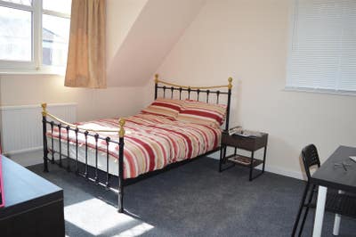 Spacious Room to Rent – Pen Park Road Main Photo