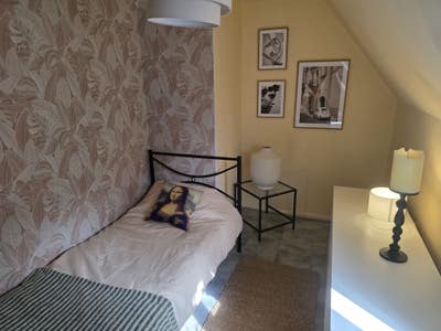 Large single bedroom  Main Photo