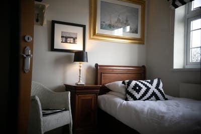 Single room in luxury large house   Main Photo