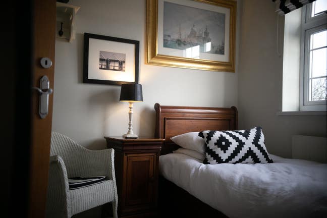 Single room in luxury large house   Main Photo