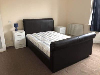 Large Double Room! Main Photo