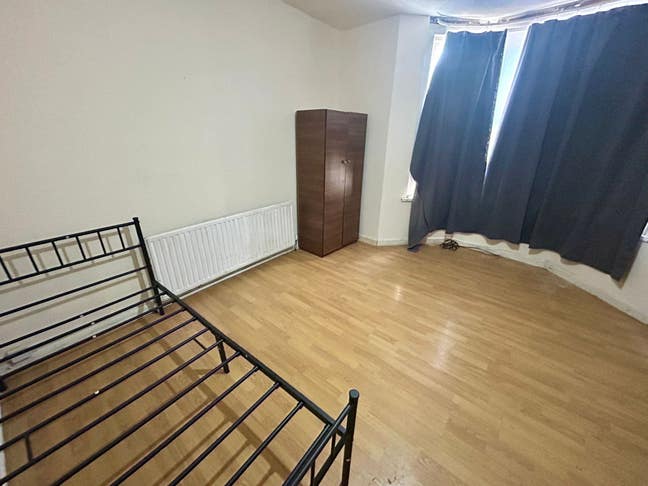 2 Bedroom Flat W/Living Room & Garden Main Photo