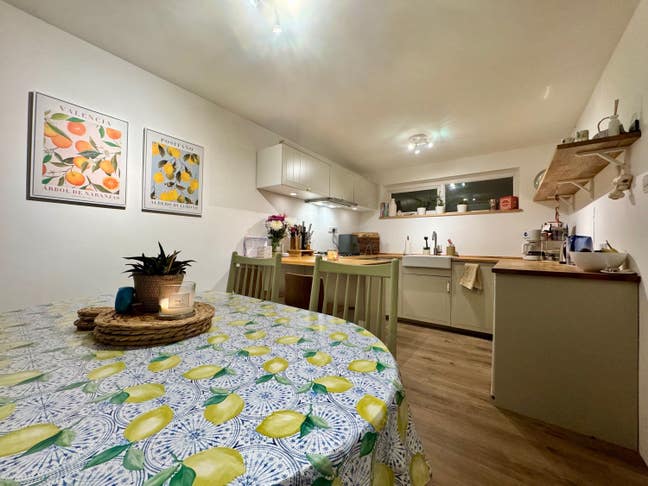 Double Room with Conveniet Links to Center & EDI  Main Photo
