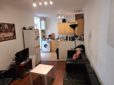Two double rooms available in 4 Bed flat Main Photo