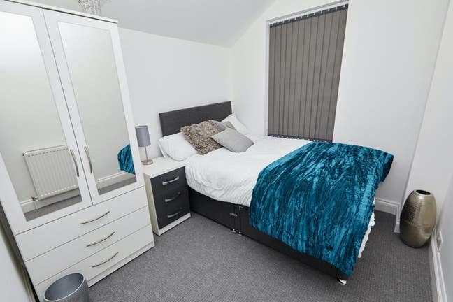 Perfect Student Location: Last Room Available  Main Photo