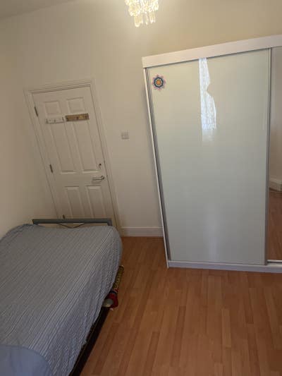 Clean  and  Spacious  Room  Available- female Main Photo