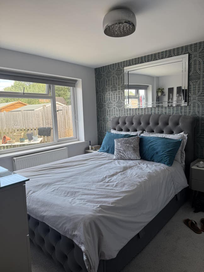 Large double bedroom and use of all amenities   Main Photo